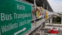 Tak hanya melanggar ketentuan, APK yang terpasang juga mengganggu pemandangan.