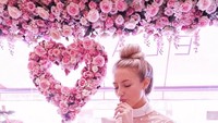 Kalau sempat menyambangi kafe ini, pastikan menyiapkan diri dengan outfit terbaik ya. Hasil fotonya tak akan mengecewakan. Foto: instagram elan_cafe
