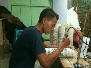 Guru Honorer di Cirebon Sulap Pipa Bekas Jadi Lampu Hias