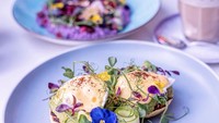 Bukan hanya konsepnya saja yang menarik dan cantik, tapi menu makanan dan minuman di kafe ini juga terkenal tak kalah cantik. Seperti sajian burger yang dilengkapi dengan aneka garnish bunga dan dedaunan. Foto: instagram elan_cafe