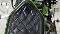 Meski kelihatannya seperti motor pajangan belaka, Arie menjamin Chopper Go Green ini bisa dikendarai di jalan raya. Tentunya dengan penyesuaian.