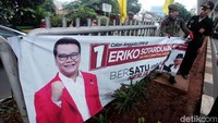 Petugas Satpol PP menertibkan sejumlah APK di kawasan Jalan Kapten Tendean, Jakarta Selatan, Rabu (13/3/2019).