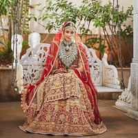 Setelah lulus SMA, Shloka melanjutkan pendidikan di dunia universitas. Shloka merupakan lulusan jurusan Antropologi Universitas Princeton. Dia juga meraih gelar master dari jurusan hukum di London School of Economics and Political Science. Foto: Instagram