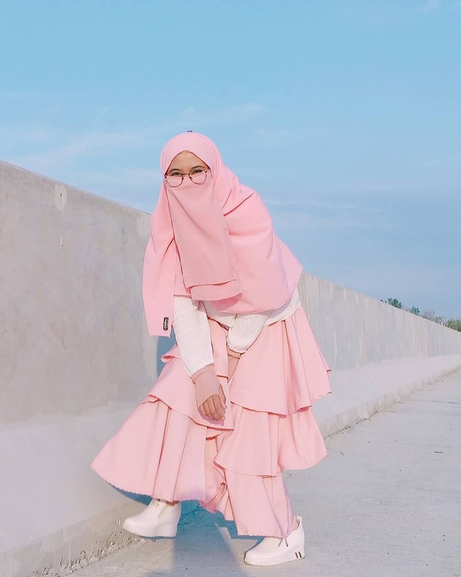 Dulu uni pernah tidak menyukai cadar, bahkan enggan bercadar. Tapi sekarang kemana-mana sering bercadar. MasyaaAllah, apa yang kita benci belum tentu buruk bagi kita. Dan apa yang kita cinta, belum tentu baik bagi kita. Oleh karena itu, seburuk apapun dirimu, teruslah berbenah, karena kita tidak tahu bagaimana kuasa Allah dalam menurunkan kebaikan dengan cara yang tak disangka, tulis Uni Alfi di Instagram di akhir tahun 2018 lalu. Foto: Instagram/UniAlfi