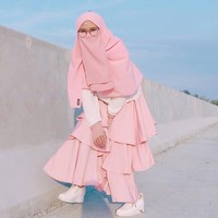 Dulu uni pernah tidak menyukai cadar, bahkan enggan bercadar. Tapi sekarang kemana-mana sering bercadar. MasyaaAllah, apa yang kita benci belum tentu buruk bagi kita. Dan apa yang kita cinta, belum tentu baik bagi kita. Oleh karena itu, seburuk apapun dirimu, teruslah berbenah, karena kita tidak tahu bagaimana kuasa Allah dalam menurunkan kebaikan dengan cara yang tak disangka, tulis Uni Alfi di Instagram di akhir tahun 2018 lalu. Foto: Instagram/UniAlfi