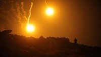 Serangan udara dari SDF dan pesawat koalisi terlihat di desa Baghuz, Suriah pada Senin (11/3/2019). Rodi Said/Reuters.