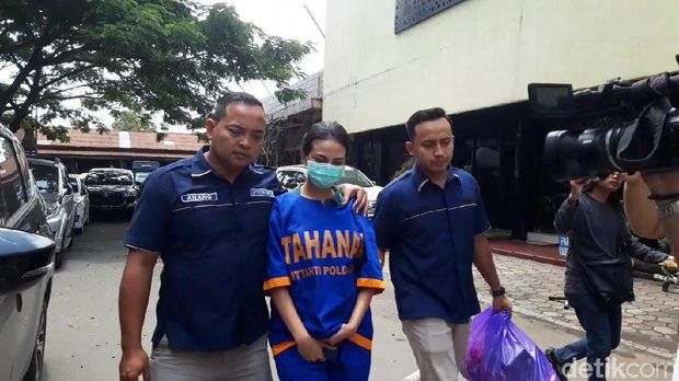 Vanessa dikawal dua penyidik