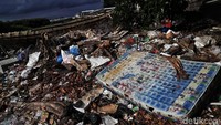 Sampah berbagai jenis, yang berasal dari warga hingga yang dikumpulkan petugas dari laut dikumpulkan di tempat pembuangan sampah sementara di tiap pulau yang berada di Kepulauan Seribu.
