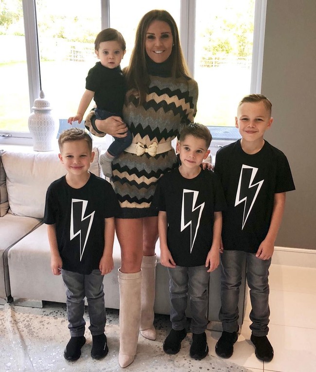 Hal tersebut membuatku berpikir, mengapa aku melakukan ini ke diriku. Aku punya anak. Bayangkan jika aku tewas dan aku tidak pernah bisa bertemu dengan mereka lagi, ucap Danielle sedih menceritakan masa lalunya.  Foto: dok. Instagram (@missdlloyd)