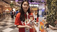 Siswa SMA Narada Jakarta Barat, Cecilia (16) membuat alat anti tumpah untuk kopi. Foto: Widiya Wiyanti/detikHealth 