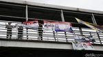 Satpol PP Tertibkan Alat Peraga Kampanye di Jakarta Timur