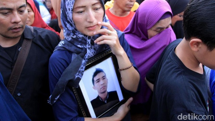 Jenazah Ujang Nuryanto (37), bos tekstil asal Bandung tiba di rumah duka. Ratusan orang mengantar jenazah Nuryanto ke tempat peristirahatan terakhir.