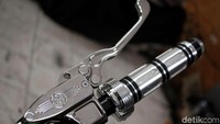 Karena memang konsepnya kustom, maka hampir sebagian besar komponen motor ini dibuat dengan tangan. Seperti handle bar, headlight, tangki, termasuk sepatbor.
