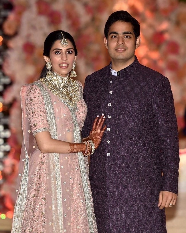 Seperti suaminya yang langsung bekerja di perusahaan keluarga setelah lulus kuliah, Shloka Mehta pun dipercaya ayahnya melakukan hal serupa. Dia kini menduduki jabatan direktur di perusahaan berlian Rosy Blue. Foto: Instagram