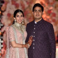 Seperti suaminya yang langsung bekerja di perusahaan keluarga setelah lulus kuliah, Shloka Mehta pun dipercaya ayahnya melakukan hal serupa. Dia kini menduduki jabatan direktur di perusahaan berlian Rosy Blue. Foto: Instagram