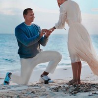 Terlihat Alex yang akrab disapa A-Rod itu melamar J.Lo di sebuah pantai. Sebelumnya dikabarkan, sejoli ini sedang berlibur di Kepulauan Bahama ketika lamaran itu terjadi. Berbalut maxi-dress putih, J.Lo tampak terkejut di hadapan A-Rod yang berlutut sambil memasang cincin tunangan di jarinya. Foto: Instagram/@jlo