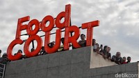 Perum Perindo ditunjuk langsung oleh Kementerian Kelautan dan Perikanan (KKP) sebagai pihak pengelola PIM. Selain ratusan kios hasil laut, di sini juga terdapat food court yang menarik. Pengunjung bisa membeli seafood segar untuk kemudian dimasak di area food court.  Foto: Pradita Utama