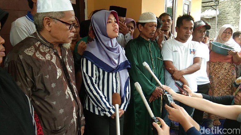 Gembiranya Siti Aisyah Kembali ke Kampung Halaman Gembiranya Siti Aisyah Kembali ke Kampung Halaman