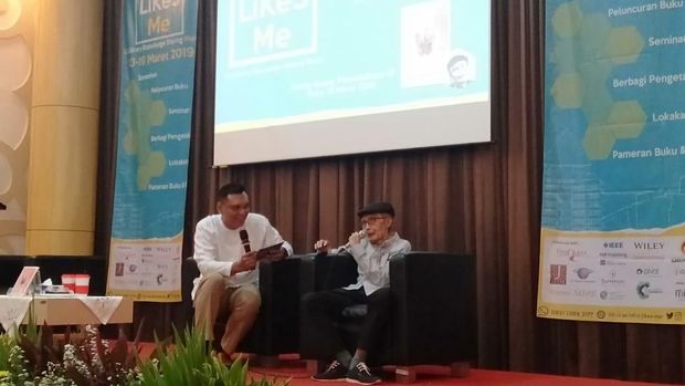 Sapardi Djoko Damono menerbitkan buku kumcer 'Sepasang Sepatu Tua'