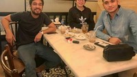 Mantan Irish Bella ini terlihat sedang berkumpul dengan teman. Sedang ngemil apa ya? Foto: Instagram@giorgino_abraham