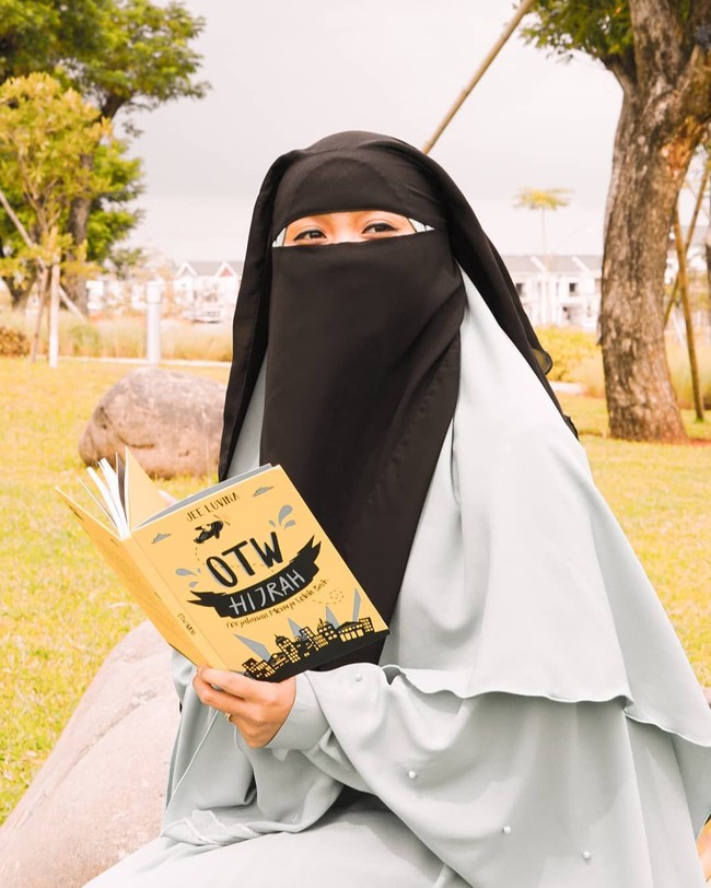 Gaya cadarnya pun bervariasi. Ia tidak enggan mengeksplorasi warna dan corak. Banyak netizen yang mengidolakannya hingga ia memiliki sekitar 450 ribu followers di Instagram. Foto: Instagram/UniAlfi