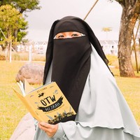 Gaya cadarnya pun bervariasi. Ia tidak enggan mengeksplorasi warna dan corak. Banyak netizen yang mengidolakannya hingga ia memiliki sekitar 450 ribu followers di Instagram. Foto: Instagram/UniAlfi