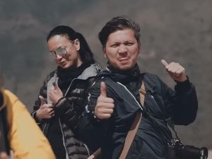 Kompak! Sophia Latjuba dan Gading Marten Ikut Goyang Jempol Jokowi