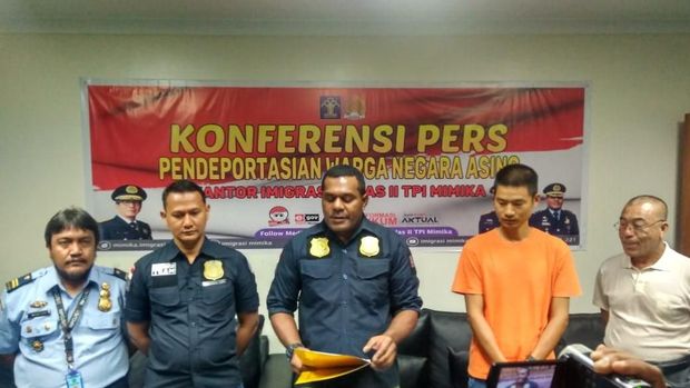 12 WNA Penambang Emas Ilegal di Nabire Dideportasi
