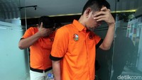 Para tersangka menutup mukanya saat digiring polisi.