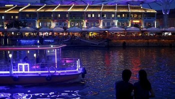Clarke Quay saat ini yang meriah dan gemerlapan. Foto: Reuters