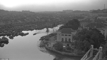 Banyak kapal kecil bersandar di sungai Singapura di kawasan Boat Quay pada September 1965, tahun di mana Singapura merdeka dari Malaysia. Foto: Reuters