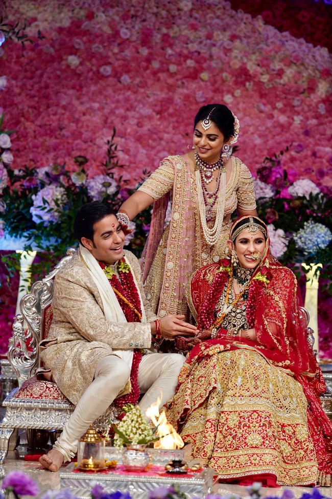 Pernikahan mewah anak orang terkaya se-Asia, Mukesh Ambani, berlangsung di Jio World Centre, Bandra Kurla Complex, Mumbai, Sabtu (9/3/2019) lalu. Akash Ambani dan Shloka Mehta tampil mewah dengan busana pengantin nuansa merah-emas. Foto: Reliance Industries/Handout via REUTERS ATTENTION EDITORS