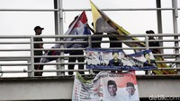 Satu per satu spanduk dan poster kampanye diturunkan dari JPO.