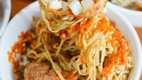 Nah, pasti tahu dong kreasi sajian yang satu ini. Ya, bakso isi keju! Foto: Instagram Instagram baksoboedjangan
