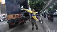 Alat peraga kampanye diamankan ke dalam truk Satpol PP.