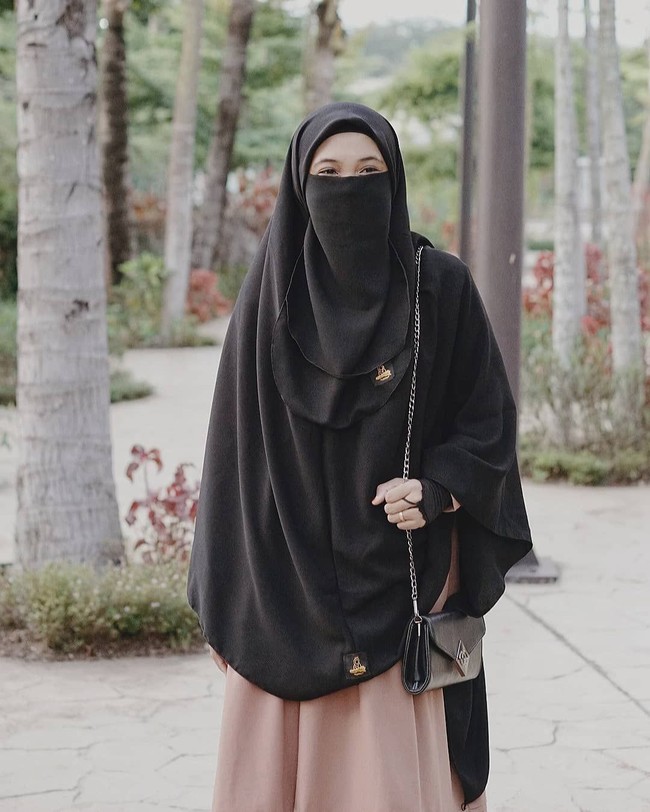 Siapa bilang jadi selebgram harus pamer foto selfie? Kini, semakin banyak selebgram yang justru memakai hijab dan cadar di kesehariannya. Salah satunya adalah Uni Alfi. Foto: Instagram/UniAlfi
