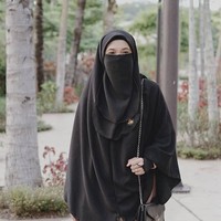 Siapa bilang jadi selebgram harus pamer foto selfie? Kini, semakin banyak selebgram yang justru memakai hijab dan cadar di kesehariannya. Salah satunya adalah Uni Alfi. Foto: Instagram/UniAlfi
