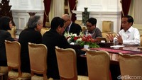 Pertemuan Menlu Retno dengan Menlu Thailand Don Pramudwinai itu pun membahas beberapa isu terkait ASEAN, termasuk di dalamnya penyelesaian kasus perdamaian untuk warga Rohingya.