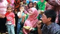 Hadir dalam kontes durian 24 varietas unggul Pandeglang, wanita berkerudung ini pun tak lewatkan cicip durian enak. Foto: Instagram irnadimyati