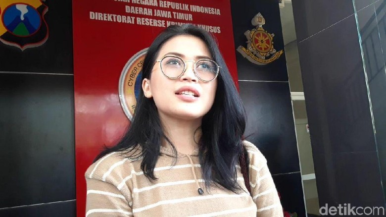 Dijenguk Feby Febiola dan Ovi, Vanessa Angel Nangis Dijenguk Feby Febiola dan Ovi, Vanessa Angel Nangis