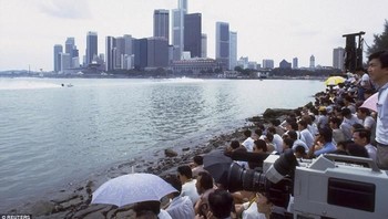 Suasana di sekitar Marina Bay tahun 1986 ketika ada lomba balap kapal. Foto: Reuters
