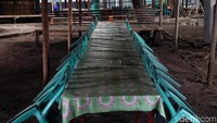 Sejumlah rumah makan di Pulau Untung Jawa, Kepulauan Seribu, nampak sepi dari pengunjung. Bahkan ada sejumlah tempat makan yang tutup karena pengunjung yang terus menurun.