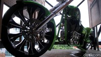 Selain warna, yang mencolok dari motor ini adalah dimensi kaki-kaki yang besar dan cenderung intimidatif. Pelek depan misal, pakai ukuran 23 x 3,75 dan pelek belakang ukuran 18 x 10,5, dengan pembuatan CNC.
