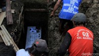 Ramainya warga yang datang ke pemakaman Nuryanto tak terlepas dari sikap bos tekstil itu yang ramah dan dermawan dengan tetangga sekitarnya.