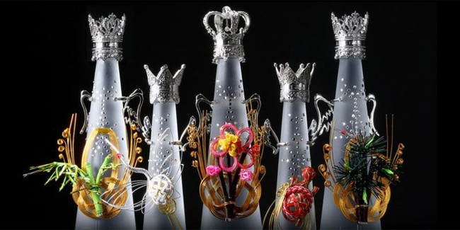 Air minum dalam kemasan satu ini dihargai Rp 3,1 jutaan per 750 ml. Fillico dikemas dalam botol berbentuk pion catur Raja dan Ratu yang mencerminkan sebuah keagungan. Botol juga dihiasi kristal Swarovski sehingga terlihat lebih mewah. Tapi isinya juga tak kalah mewah. Air diambil dari Nunobiki, mata air berkualitas tinggi di Kobe, Jepang. Foto: istimewa