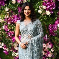 Tak perlu banyak payet untuk memperlihatkan ornamen bordir indah pada kain sari milik Priyanka Chopra. Nuansa warna dusty blue tampak cantik nan elegan untuknya. Foto: SUJIT JAISWAL / AFP