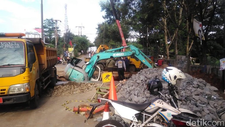 Ada Perbaikan Jalan Amblas di Serpong, Lalin Macet Ada Perbaikan Jalan Amblas di Serpong, Lalin Macet