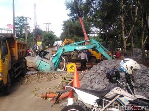Ada Perbaikan Jalan Amblas di Serpong, Lalin Macet