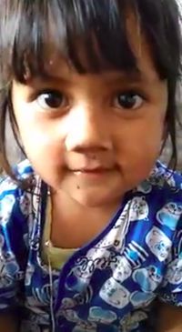 Sering Bantu Orang Tuanya, Dua Bocah Cilik Ini Jago Potong Akar Bawang
