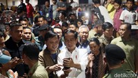 Ia juga melayani permintaan foto para pedagang.